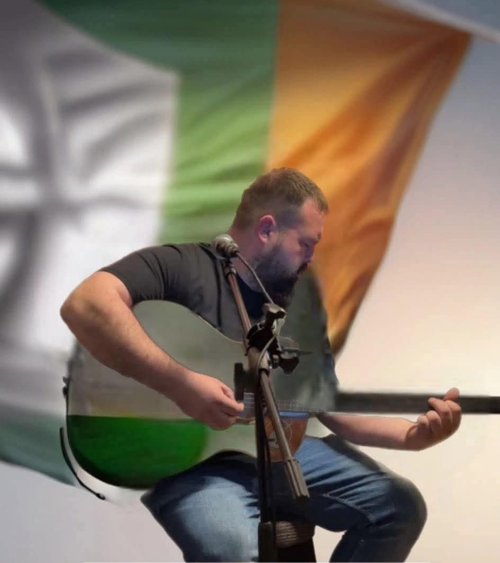 Peadar Mór performing